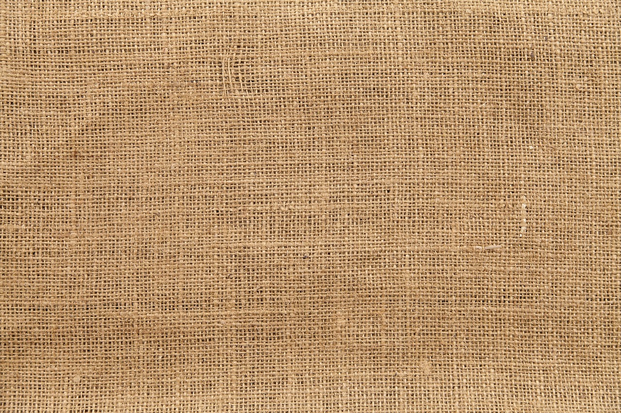 Moderne eetkamer met jute tafelkleed. Moderne eetkamer met jute tafelkleed.