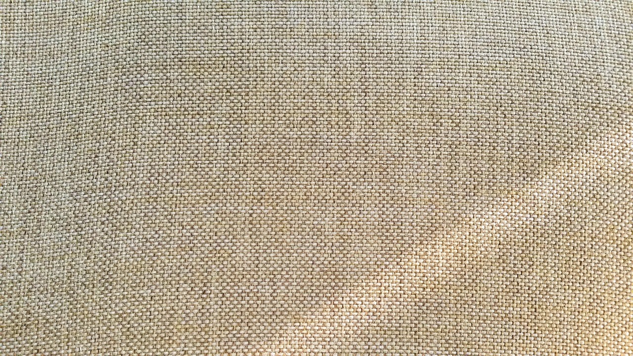 Jute vloerkleed in lichte minimalistische slaapkamer. Jute vloerkleed in lichte minimalistische slaapkamer.