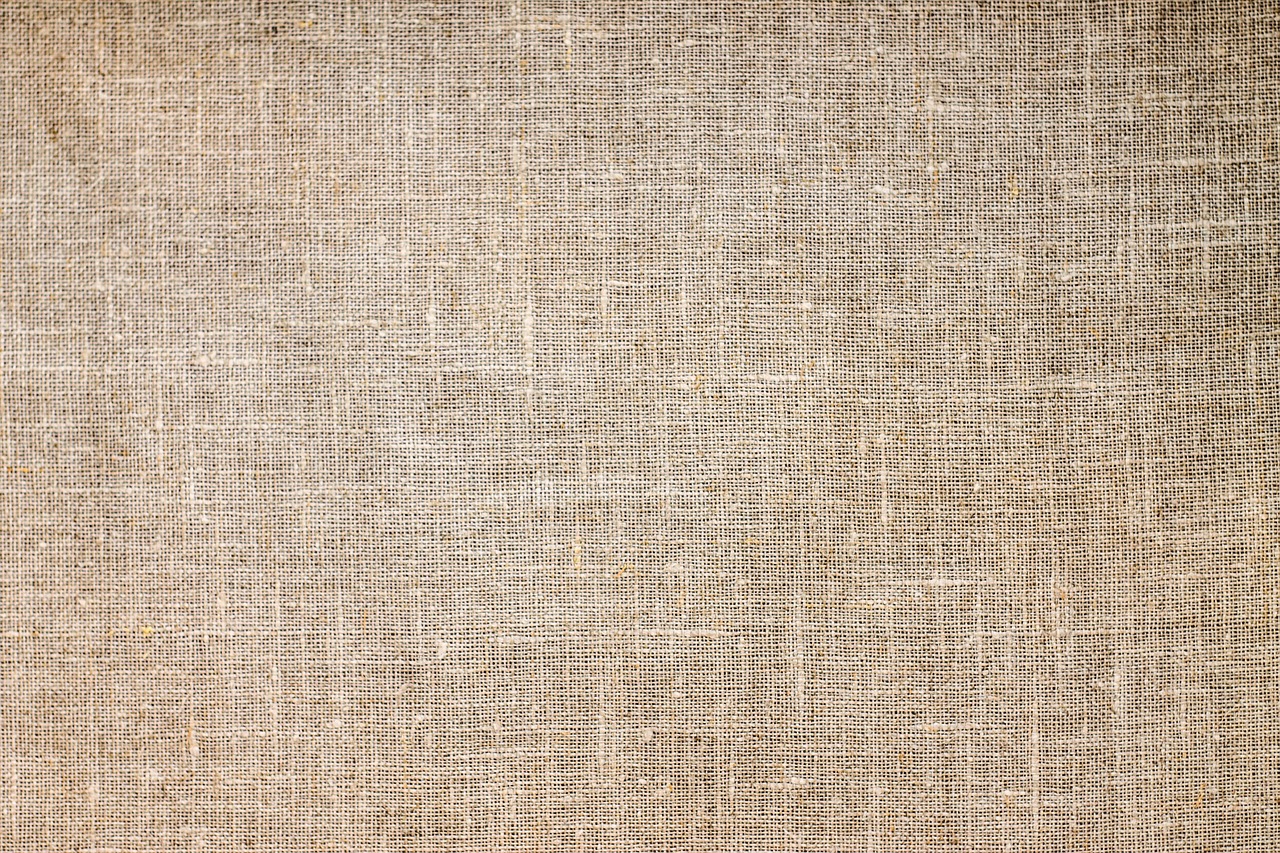 Jute kussens op houten bank in woonkamer. Jute kussens op houten bank in woonkamer.