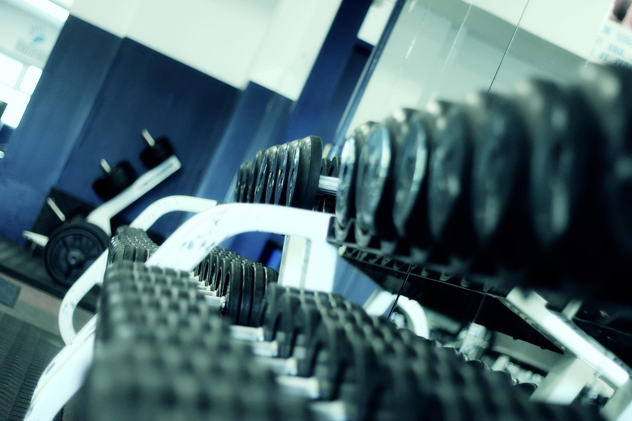 Multifunctionele fitnessbank in kleine ruimte.