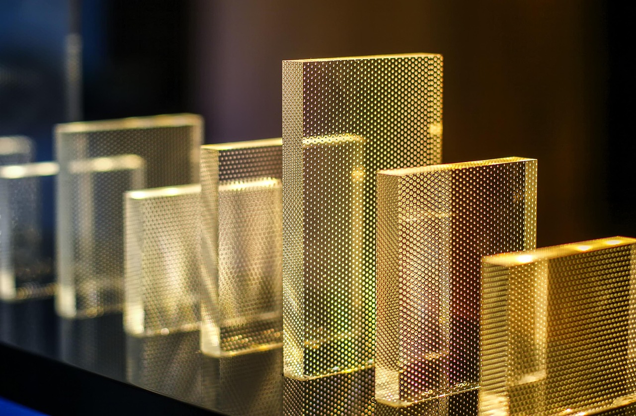 Energiezuinige plexiglas kunst vangt licht stijlvol. Energiezuinige plexiglas kunst vangt licht stijlvol.