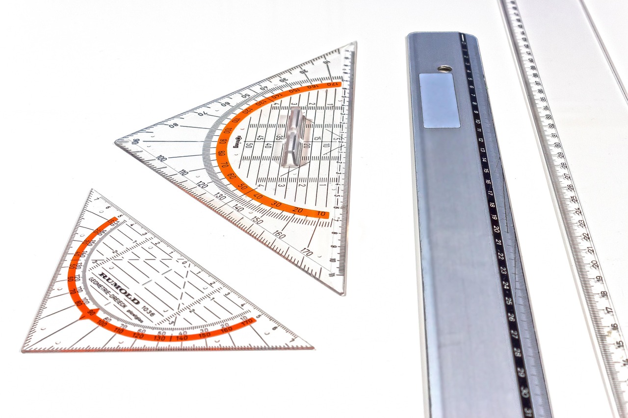 Stijlvol plexiglas kunstwerk accentueert rustieke bedruimte. Stijlvol plexiglas kunstwerk accentueert rustieke bedruimte.