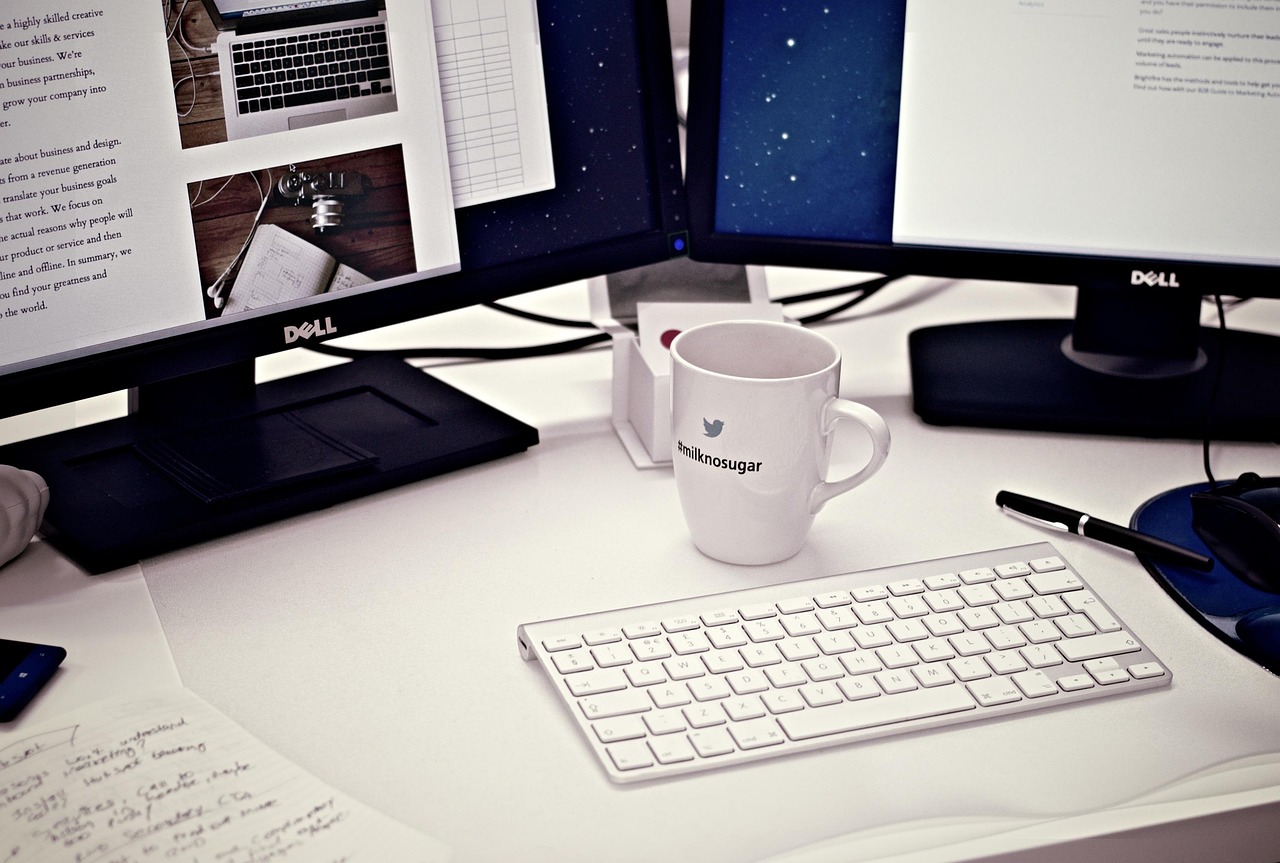 Virtueel vergaderen met dual monitor opstelling.
