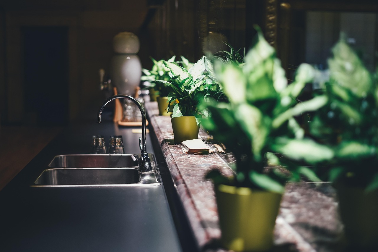Keukenkraan met ingebouwde waterbesparende technologie.