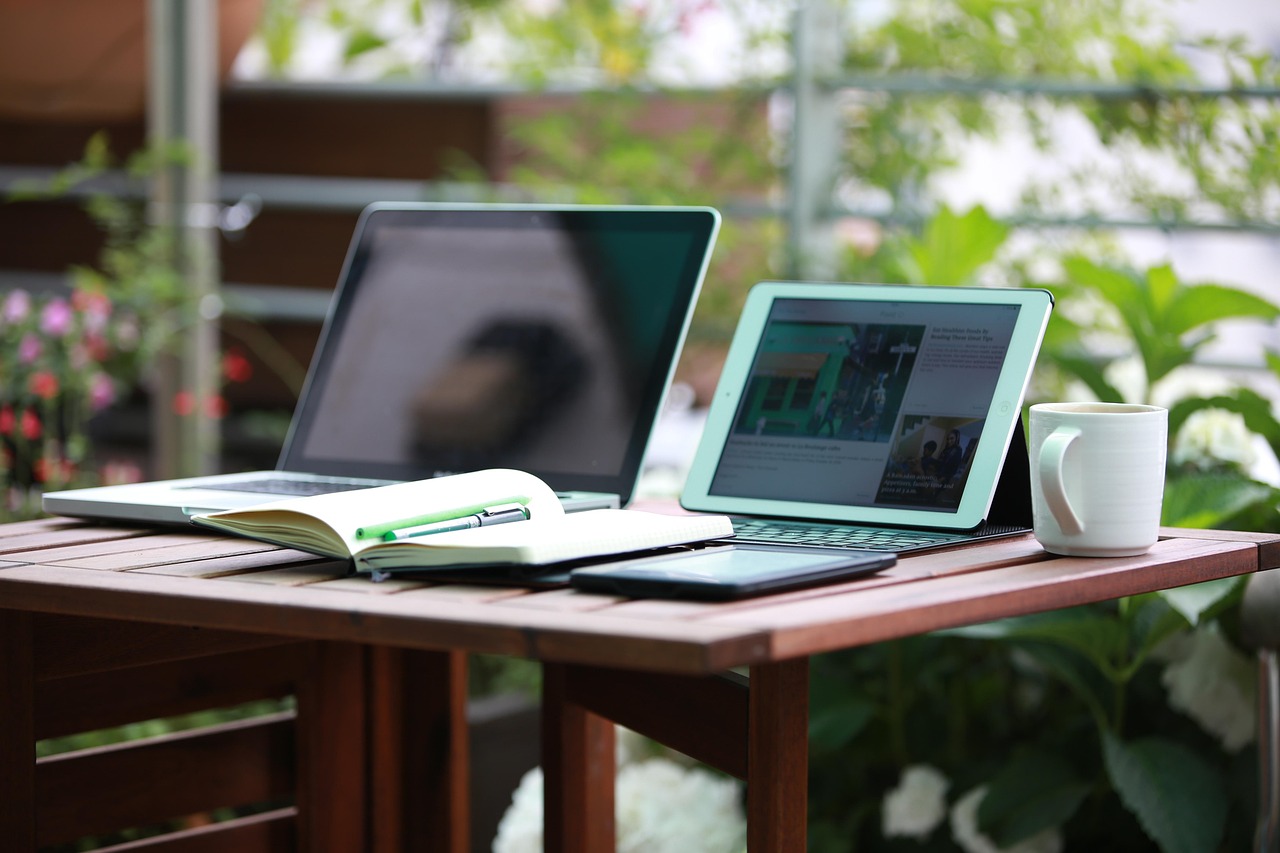 Laptop en koffie op tuinhuis bureau. Laptop en koffie op tuinhuis bureau.