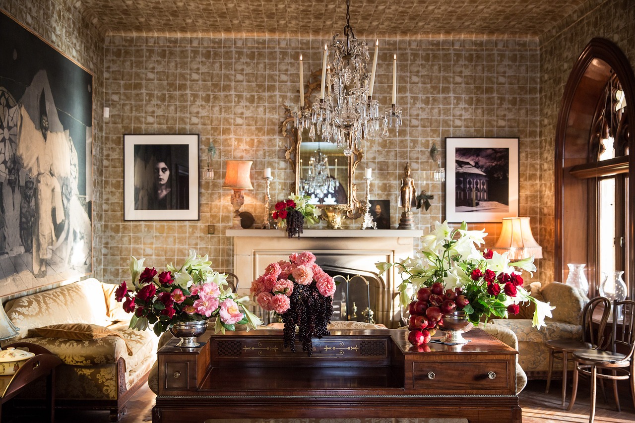 Moderne kamer met felgekleurde bloemen kunstwerk. Moderne kamer met felgekleurde bloemen kunstwerk.