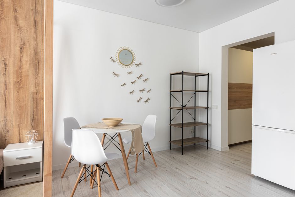 Minimalistisch eethoekontwerp met artistieke accenten