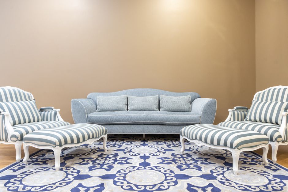 Retro gestreepte kussens op rotan stoelen.