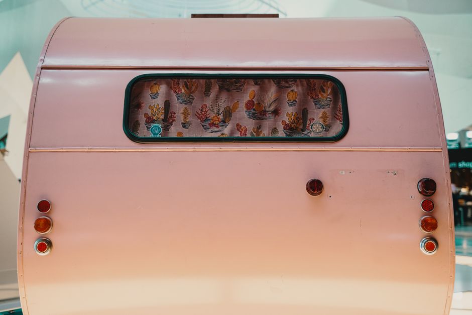 Kleine caravan, opvallende gordijnkleuren.