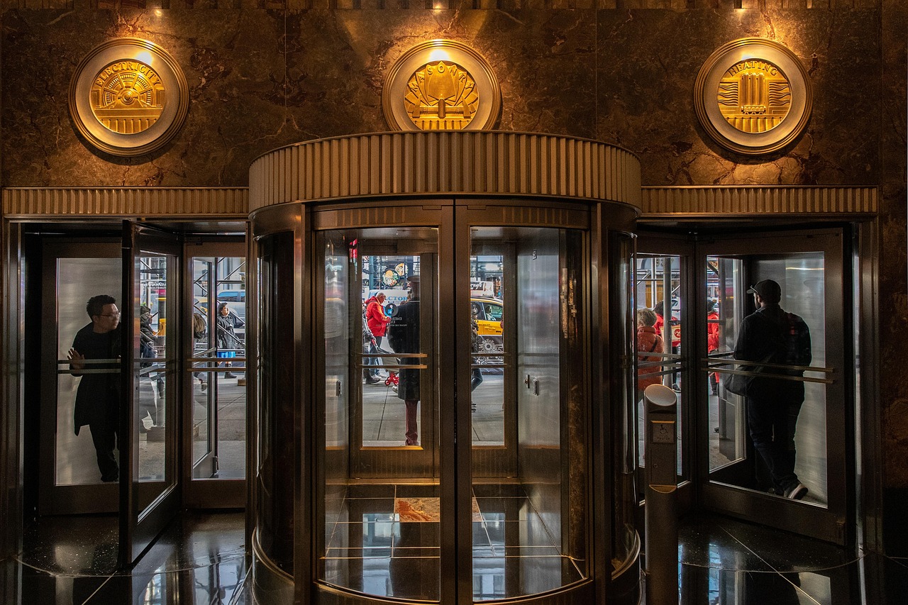 Glanzende Art Deco vazen op modern bijzettafeltje. Glanzende Art Deco vazen op modern bijzettafeltje.