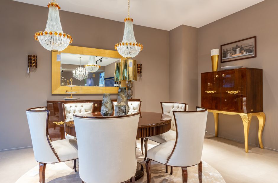 Moderne woonkamer met Art Deco verlichtingsarmatuur. Moderne woonkamer met Art Deco verlichtingsarmatuur.