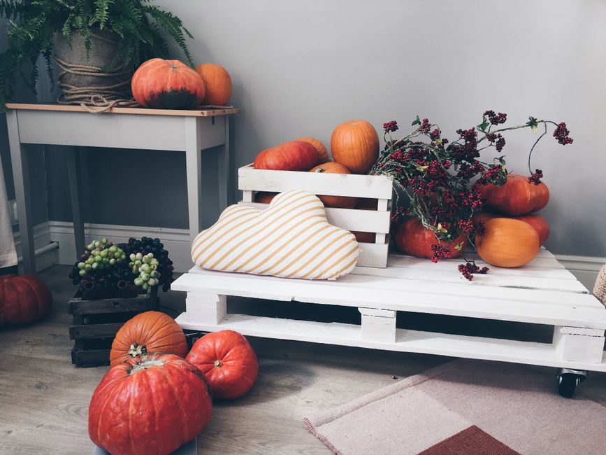 Vroege herfstkransen versieren een woonkamer. Vroege herfstkransen versieren een woonkamer.