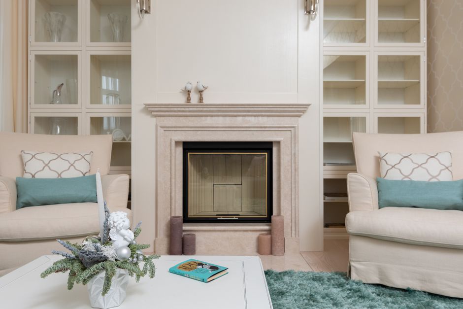 Vrolijk slaapkamerinterieur met pastelroze en -blauw.