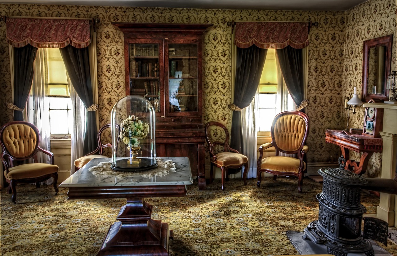 Eetkamer met opvallende asymmetrische wanddecoraties.