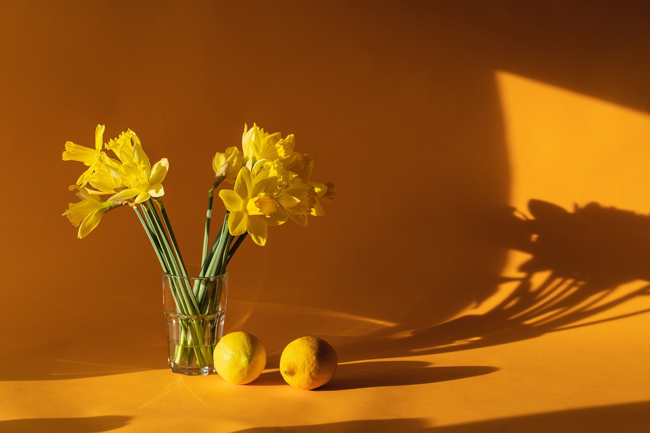 Decoratieve lampen accentueren herfstinterieur met smart technology.